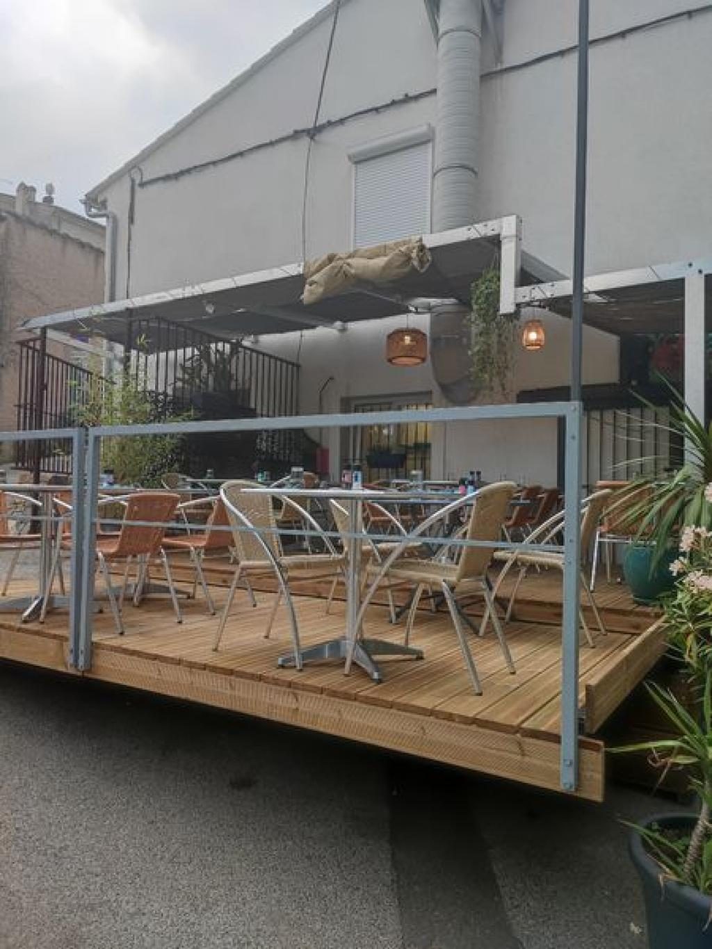 La terrasse couverte du restaurant et ses tables